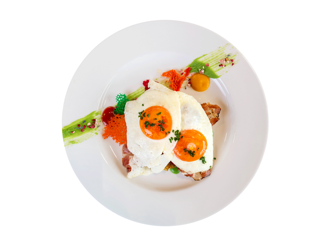 Spiegeleier mit knusprigem Speck, serviert auf einem weißen Teller mit Saucen- und Gemüsedekoration